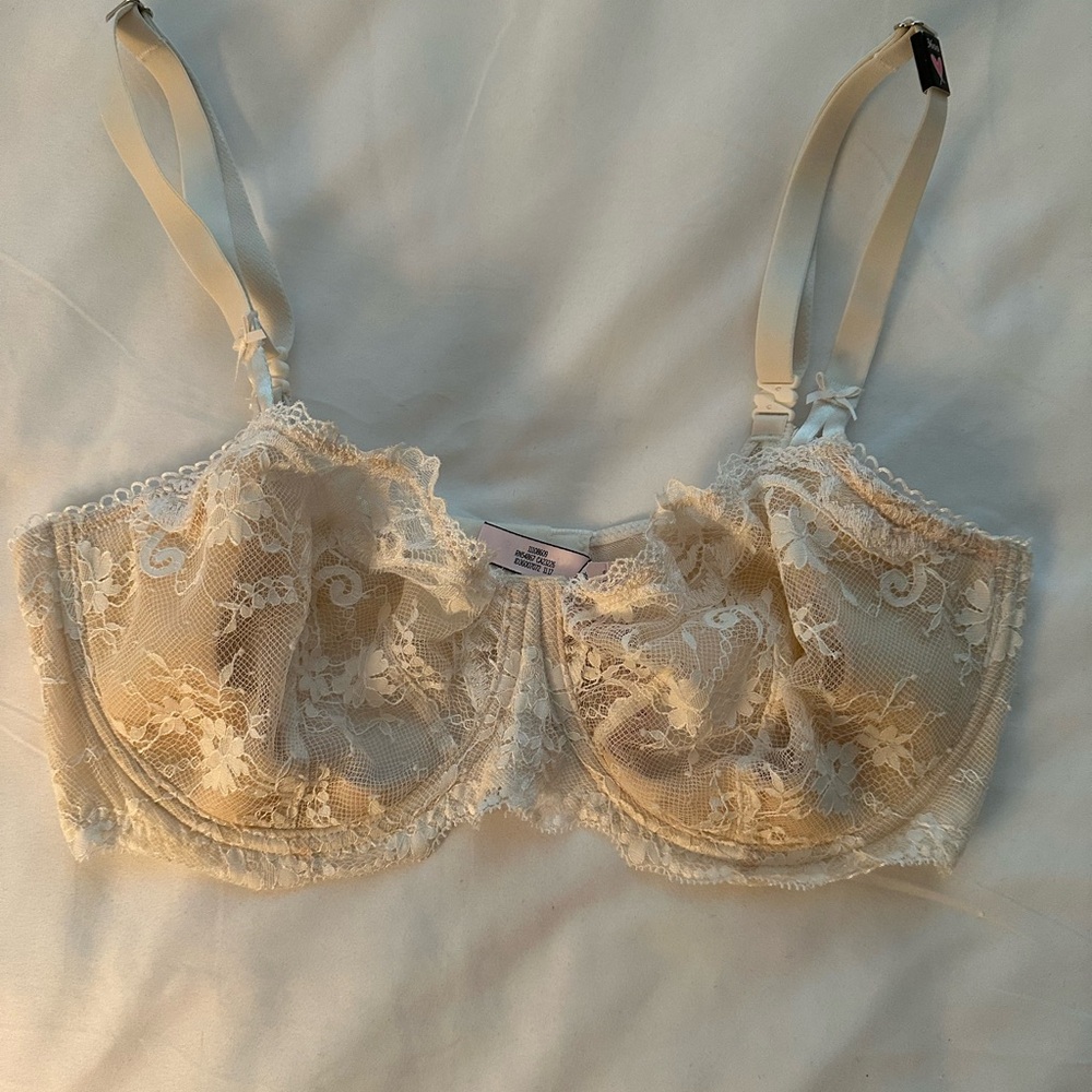 NWT Victoria’s Secret Elegant Cream Lace Bra